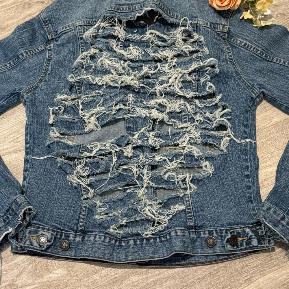 NEW Signature by Levi Stratus Heavy Distressed Rib Cage Denim Jacket Size Small - Picture 11 of 13